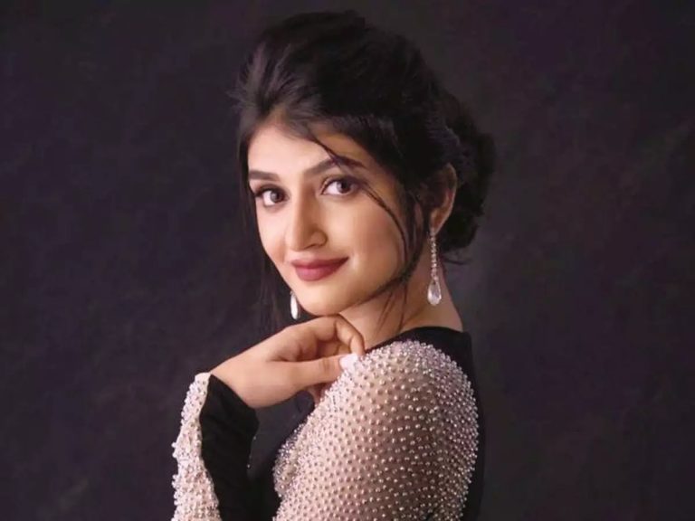 హీరోయిన్ కు “పెళ్లి సందD” టీం బర్త్ డే విషెస్