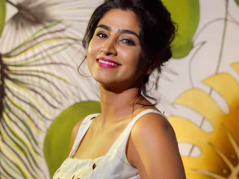 రెచ్చగొడుతున్న యాంకర్ వర్షిణి..