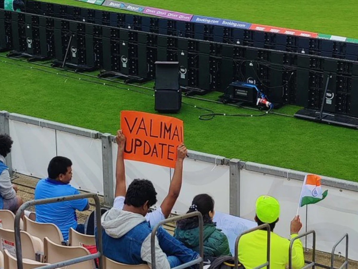 అప్పుడు ఇండియాలో, ఇప్పుడు ఇంగ్లాండ్ లో… క్రికెట్ మధ్యలో అజిత్ ఫ్యాన్స్ రచ్చ!