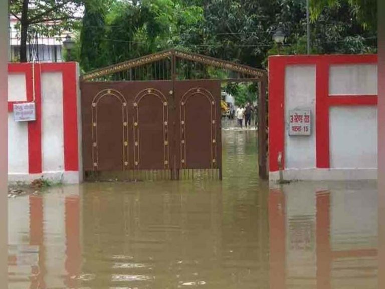 ద్యావుడా… డిప్యూటీ సీఎం ఇంట్లోకే వ‌ర‌ద నీరు వ‌స్తే ఎలా…!!