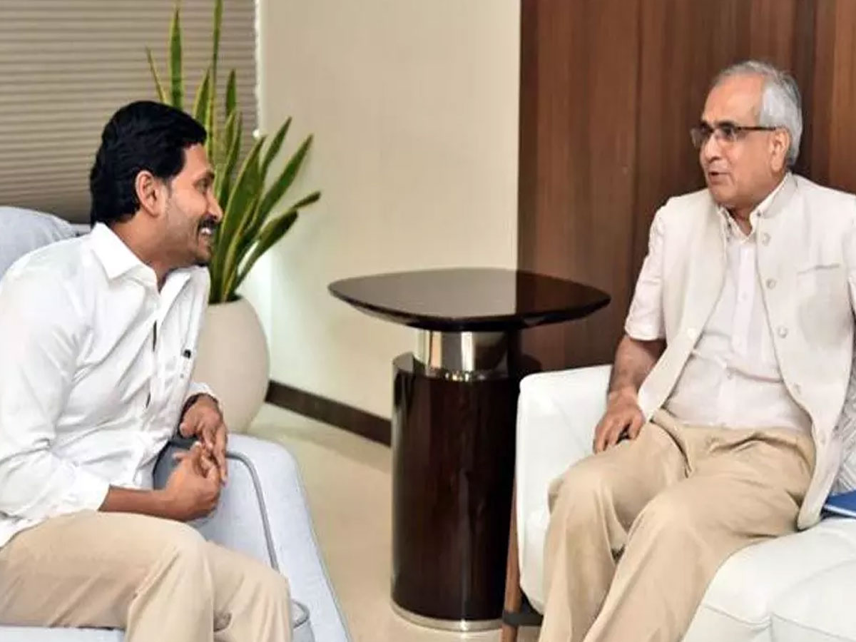 నీతి ఆయోగ్‌ వైస్‌ ఛైర్మన్‌తో ఏపీ సీఎం భేటీ.. ఇంత భారాన్ని మోయలేం..!