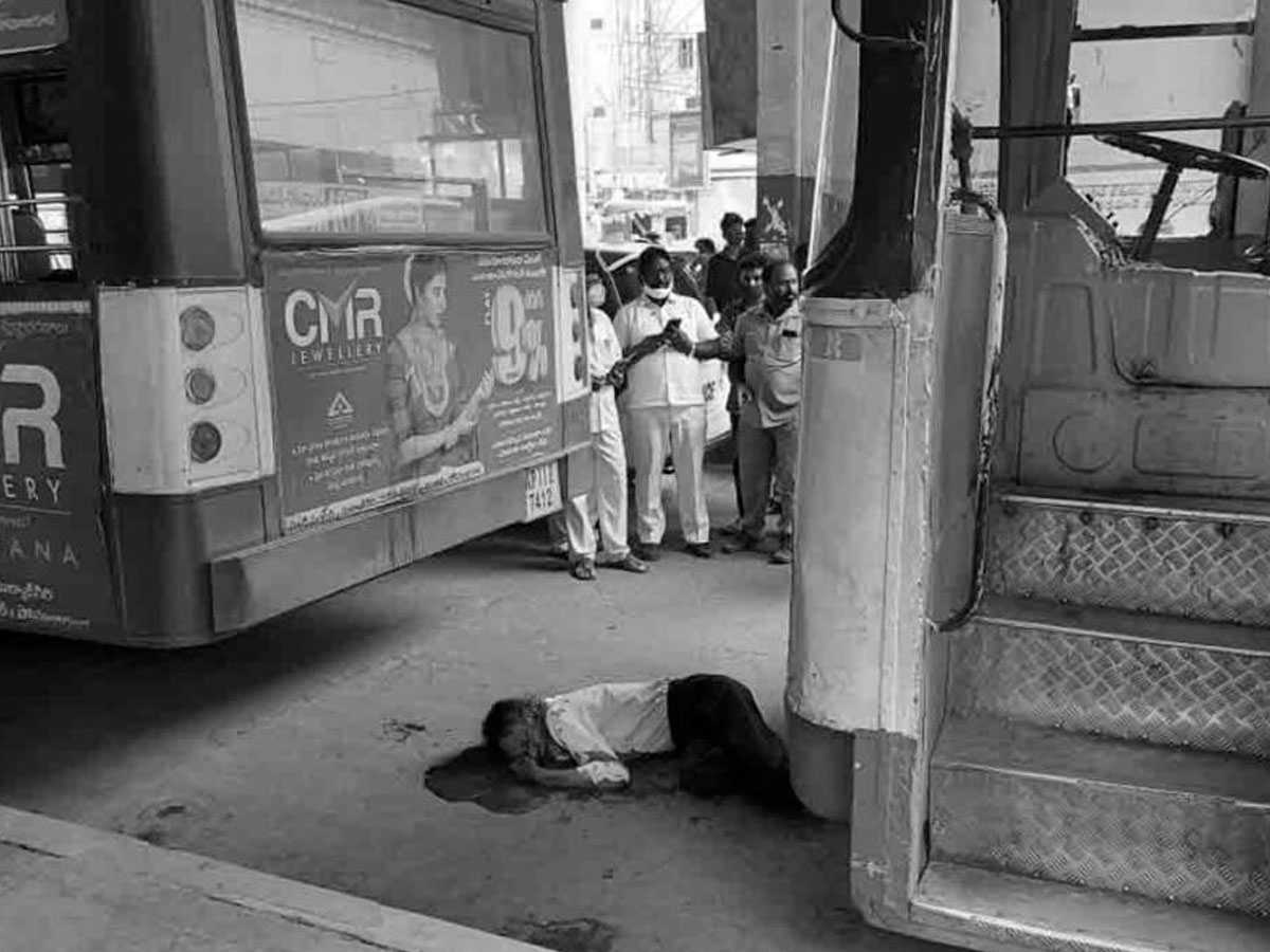 రెండు బస్సుల మధ్య నలిగిపోయి యువకుడు మృతి