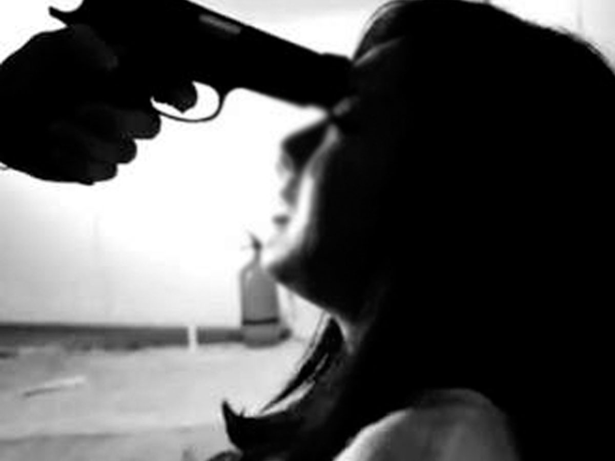 తుపాకీతో.. ఎస్‌ఐ లైంగిక వేధింపులు