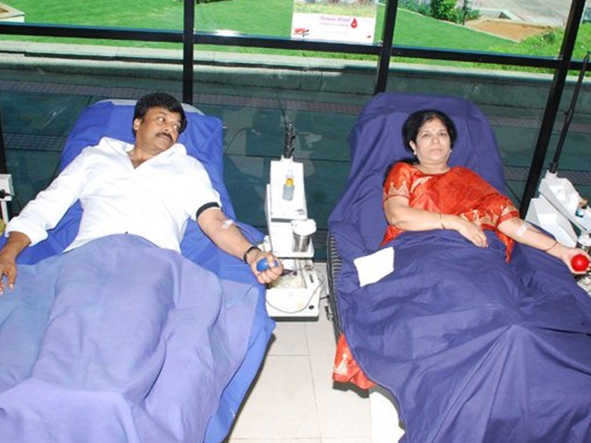 సతీమణితో క‌లిసి ర‌క్త‌దానం చేసిన చిరంజీవి