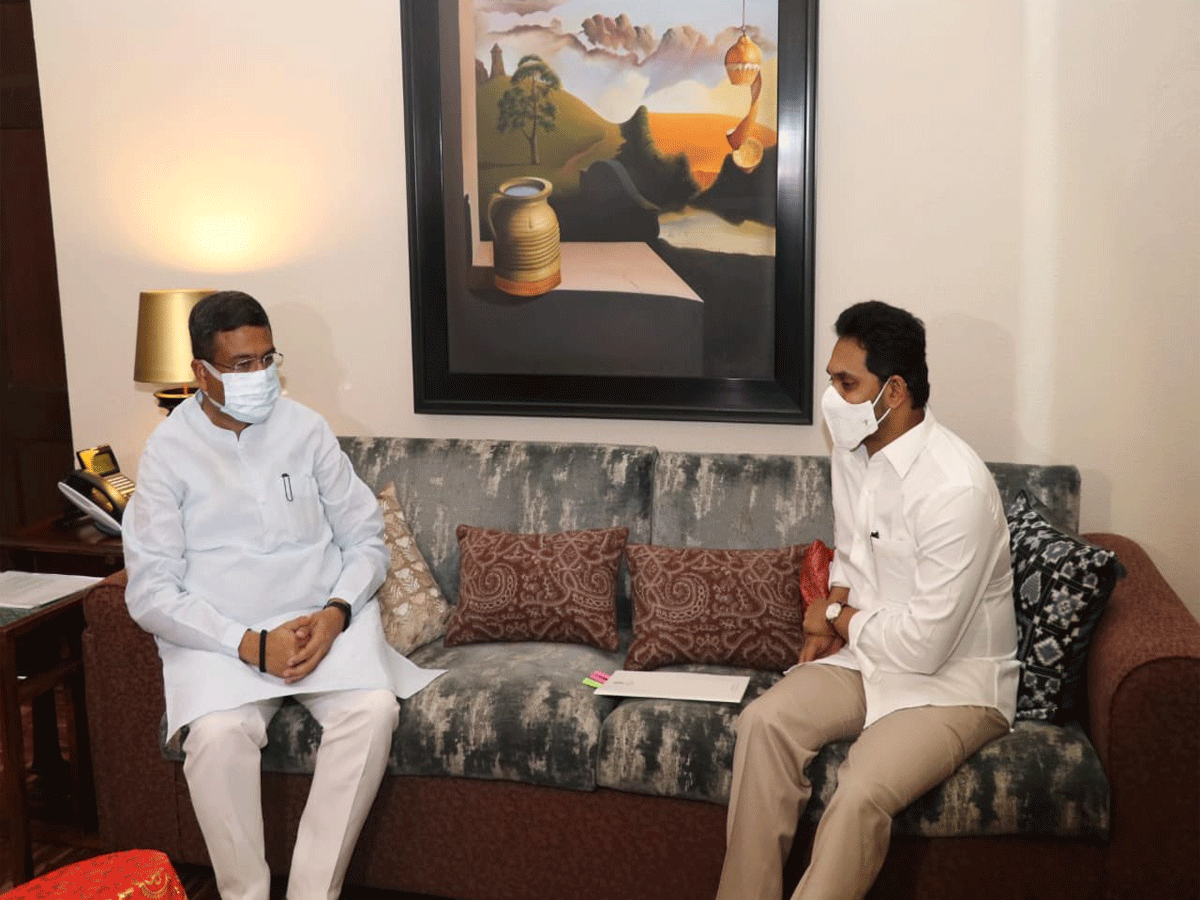 కేంద్ర మంత్రి ధర్మేంద్ర ప్రధాన్‌ తో సీఎం జగన్‌ భేటీ…