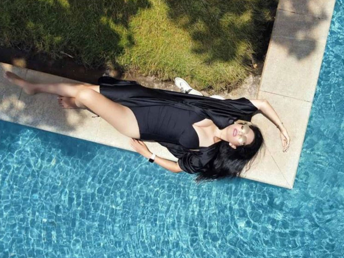 ఇలా ఫోజిచ్చి…. నెగెటివ్ థాట్స్ వద్దంటే ఎలా!?