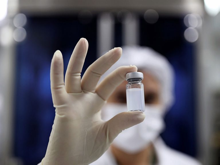 కరోనా టీకాలో సెలైన్ వాటర్‌.. భారీ కుంభకోణం!