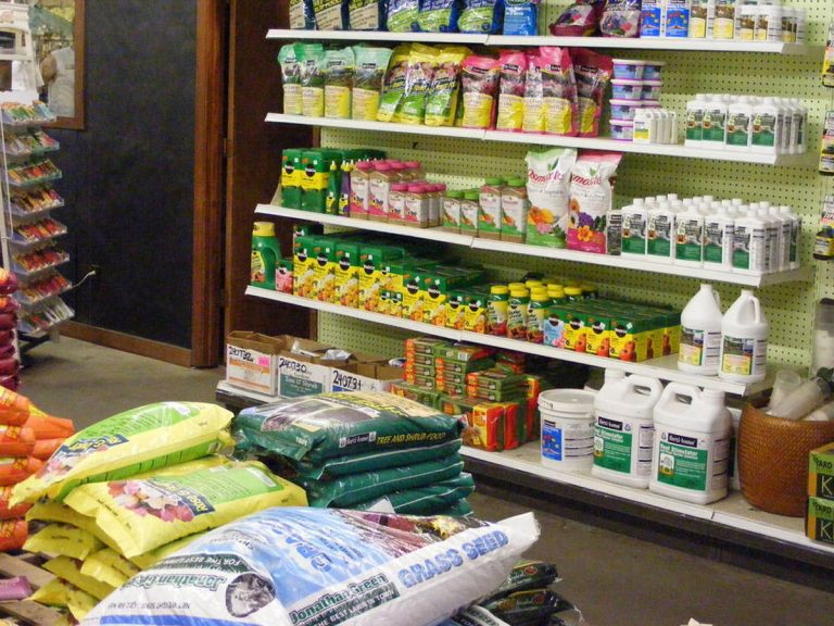 ఫెర్టిలైజర్ దుకాణాలపై.. దండయాత్ర