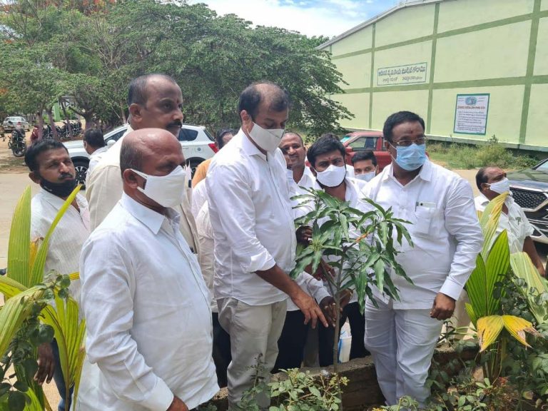 గ్రీన్ ఇండియా ఛాలెంజ్ : మొక్కలు నాటిన ఎంపీ కొత్త ప్రభాకర్ రెడ్డి