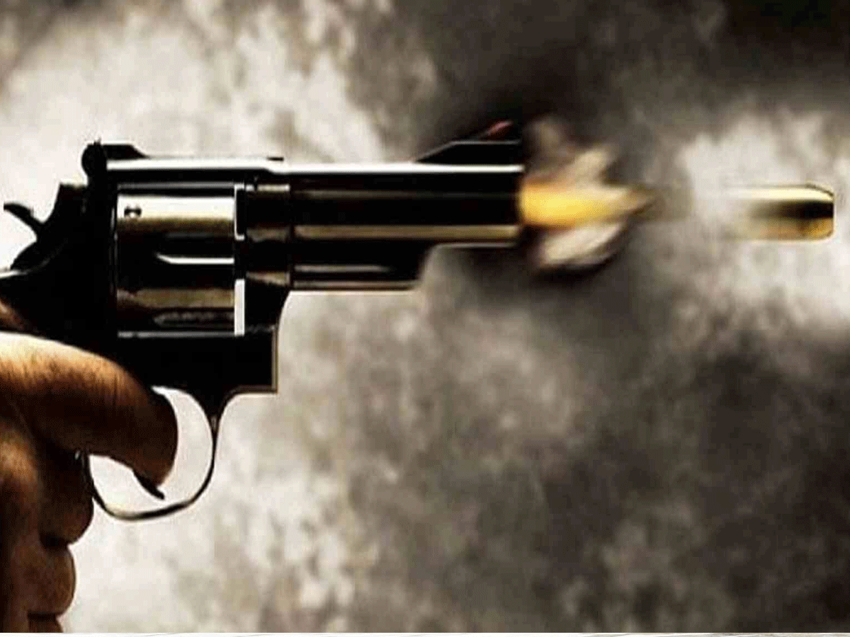 Gunfire: హైదరాబాద్‌లో కాల్పుల కలకలం.. దారి దోపిడీ..