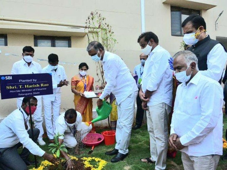 గ్రీన్ ఇండియా ఛాలెంజ్ : మొక్కలు నాటిన మంత్రి హరీశ్ రావు