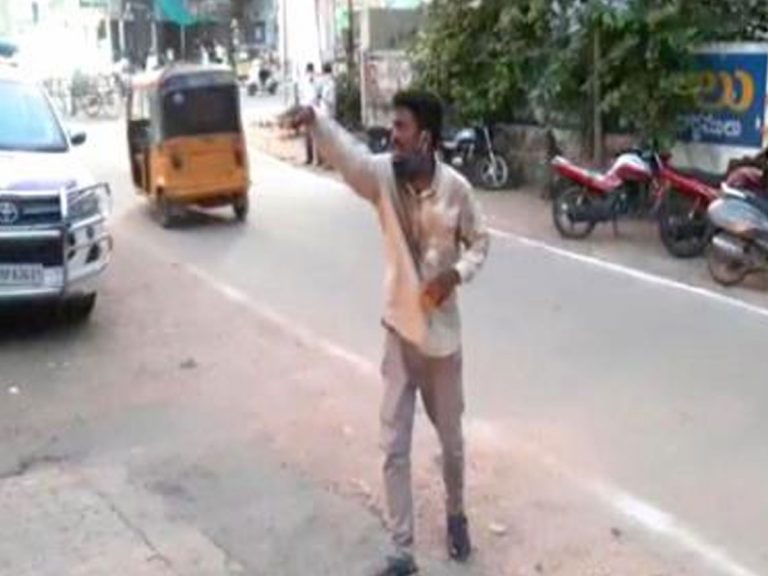 పోలీస్ స్టేషన్ ముందు ప్రేమికుడు హల్‌చల్‌