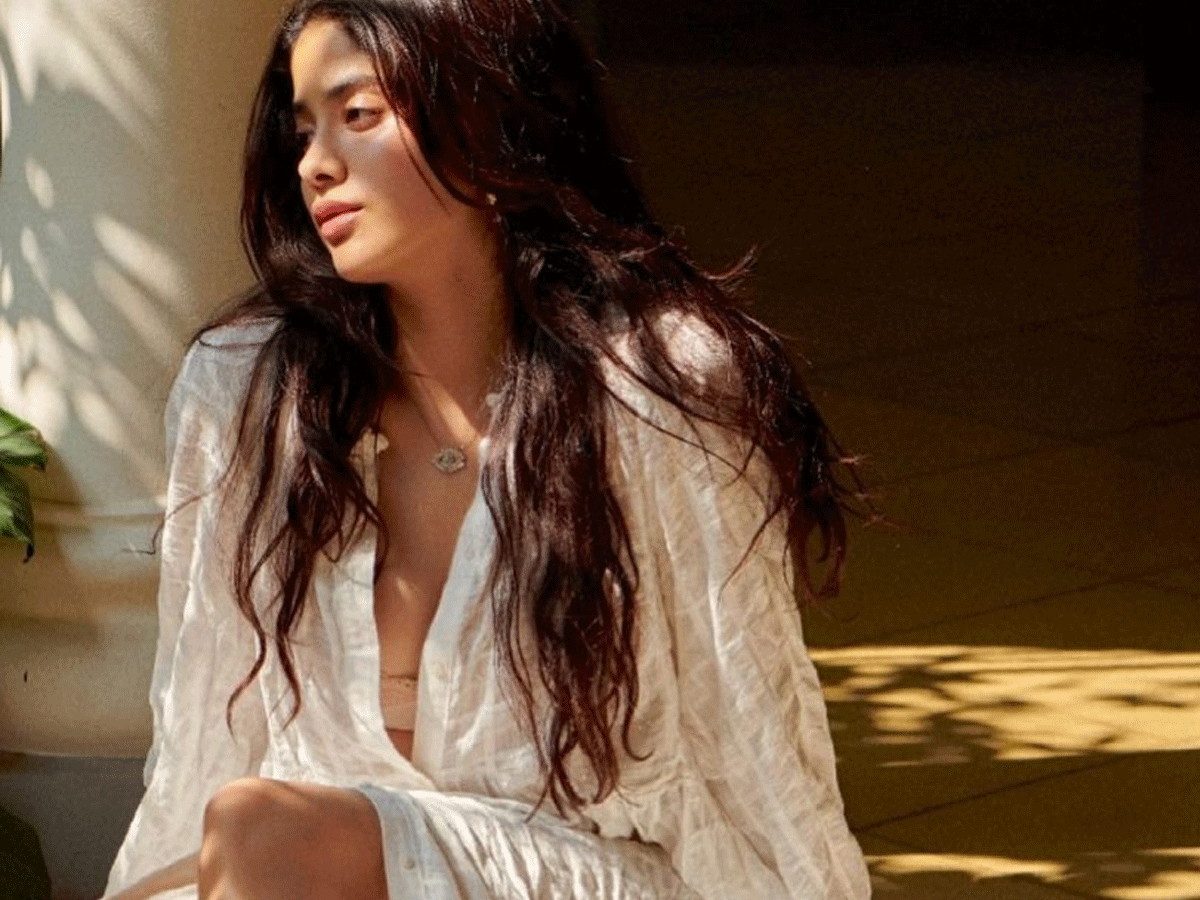 రెచ్చగొడుతున్న జాన్వీ కపూర్…