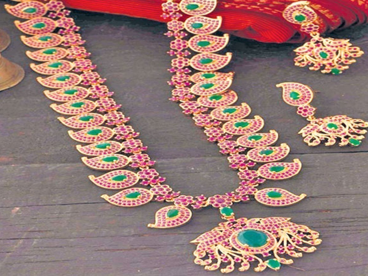 40 లక్షలు విలువ చేసే వజ్రాలు, జాతిరత్నాలు చోరీ