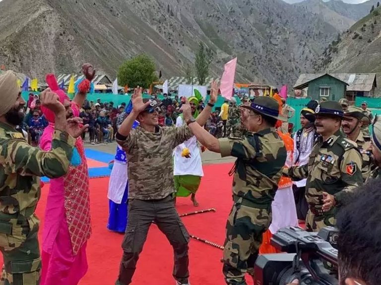 పాఠశాల నిర్మాణానికి అక్షయ్​ కుమార్ భారీ విరాళం