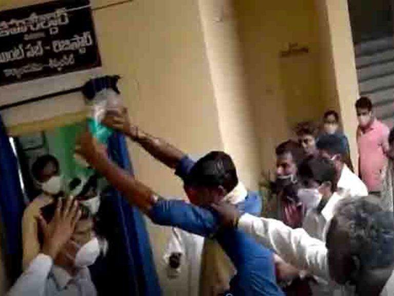 మెదక్ జిల్లాలో కలకలం.. తహశీల్దార్‌పై రైతు..?