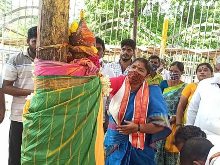 రేవంత్‌కు పగ్గాలు: మేడారంలో ఎమ్మెల్యే సీతక్క మొక్కులు