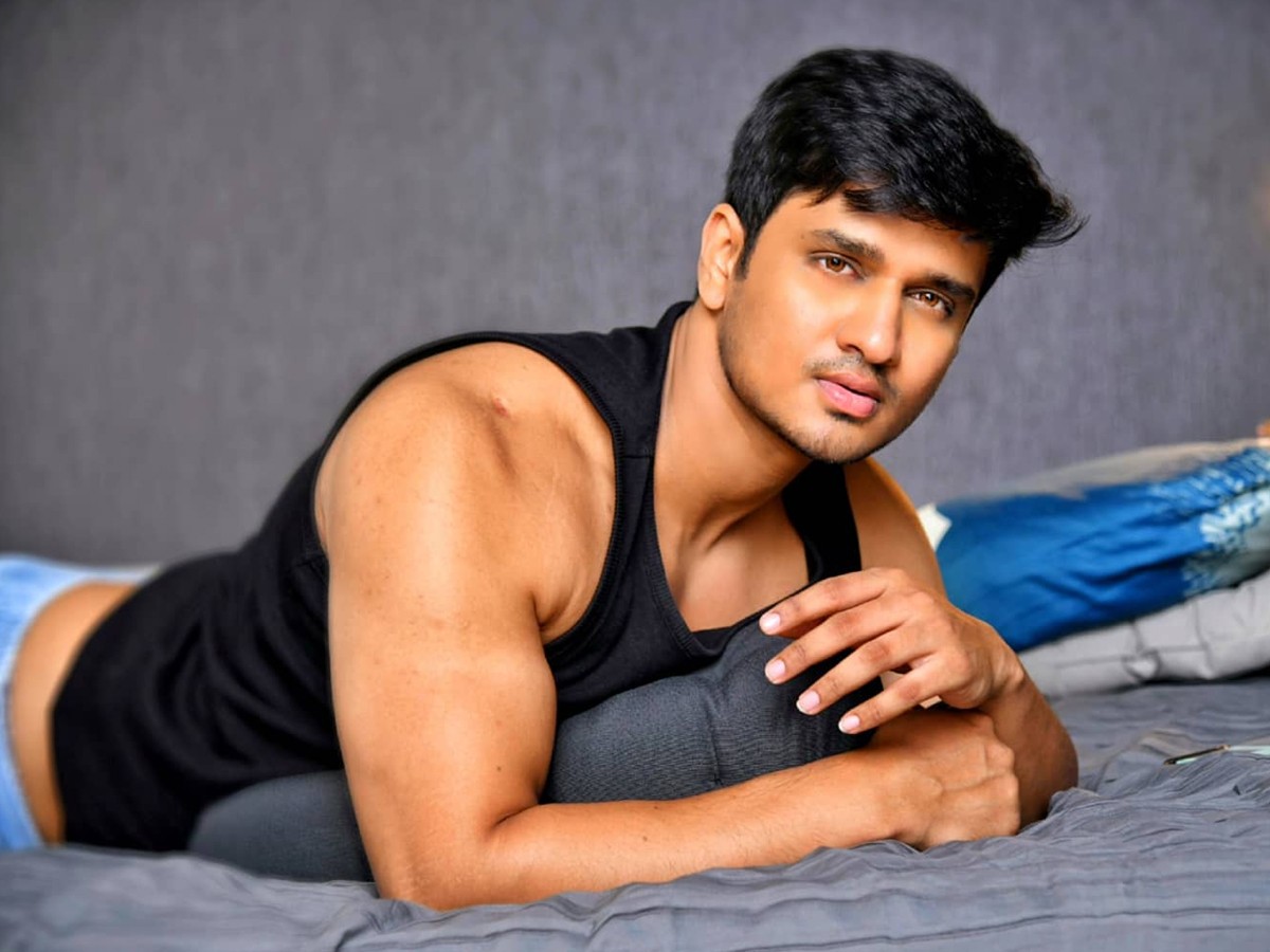 డాషింగ్ లుక్ లో నిఖిల్…!