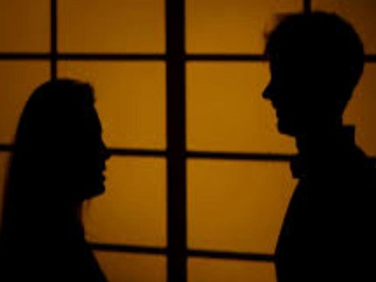 ప్రియుడితో భార్య కలిసి ఉండగా.. భర్త ఏంచేశాడంటే?