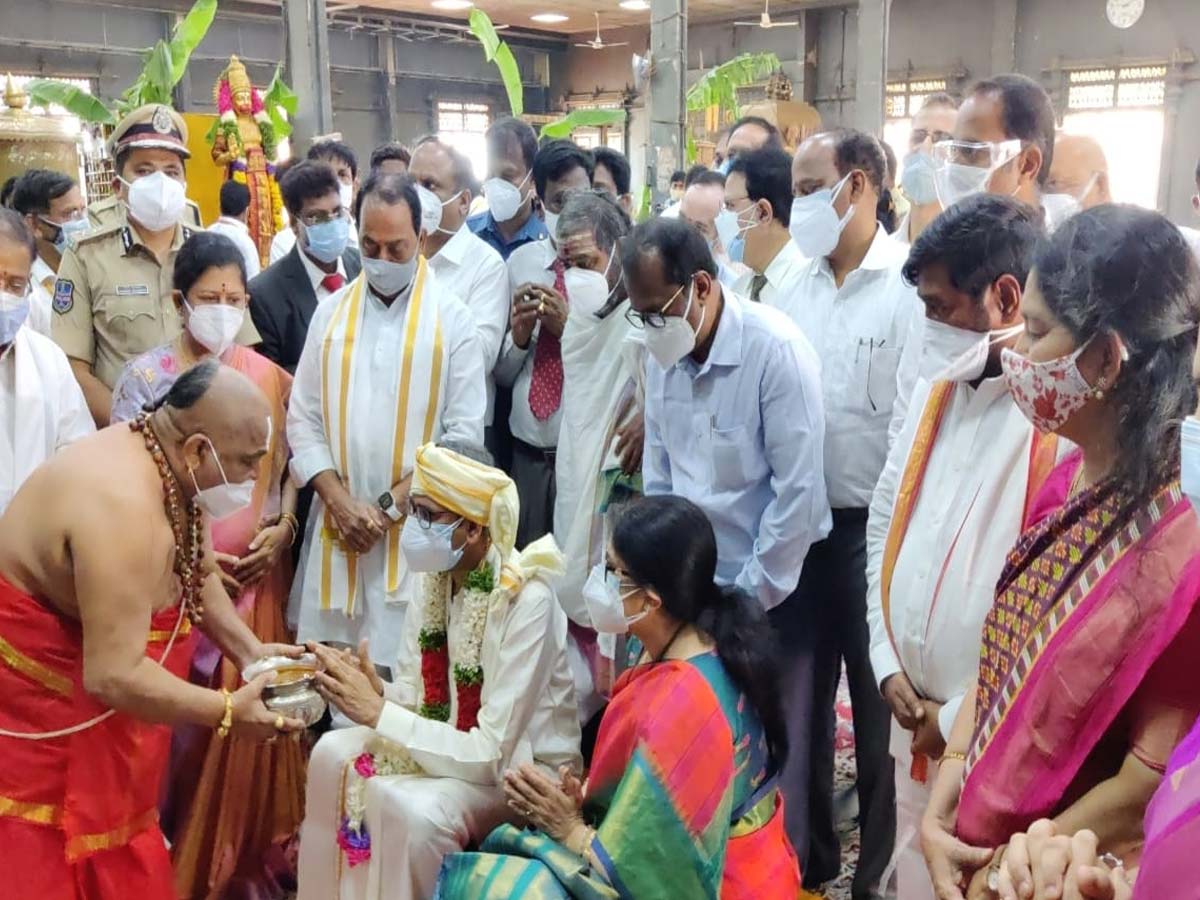 యాదాద్రి లక్ష్మీనరసింహస్వామిని దర్శించుకున్న ఎన్వీ రమణ దంపతులు..