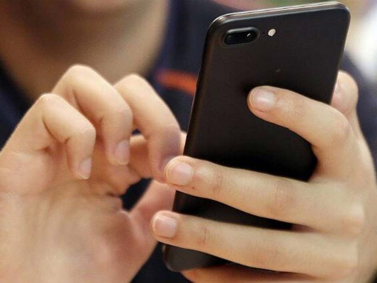 తెలంగాణా ఎంపీలకు చుక్కలు చూపిస్తున్న కిలాడీ.. ఫోన్ కాల్స్ రికార్డు చేసి మరీ !