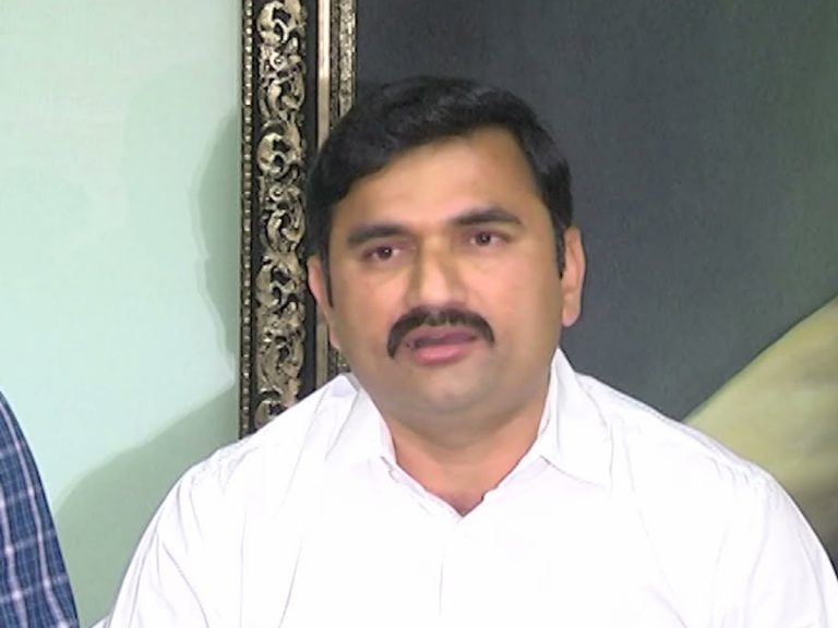 ఇలాంటి మాటలు మాట్లాడితే చెప్పుదెబ్బలు తప్పవు…