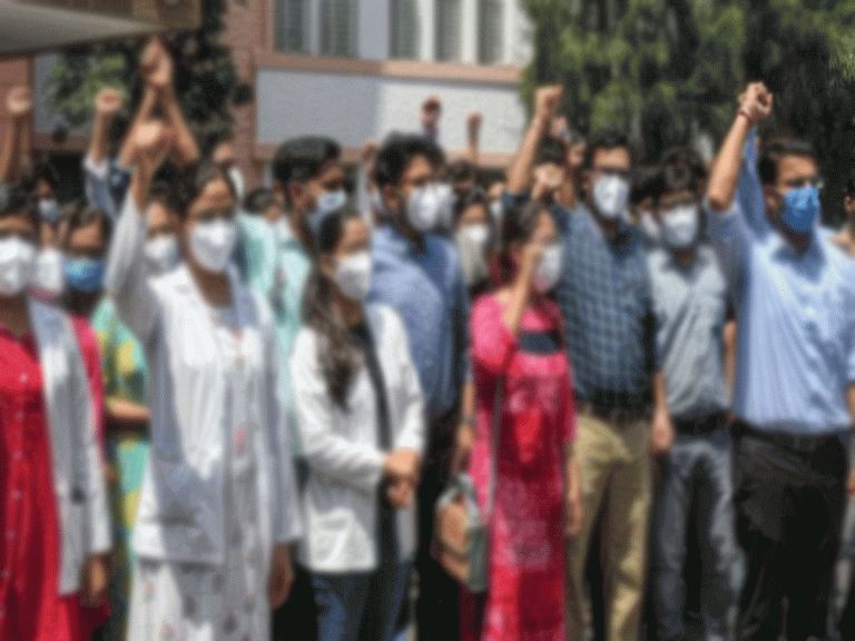 తమ డిమాండ్లను పరిష్కరించాలని జూనియర్ డాక్టర్లు సమ్మెకు పిలుపు..