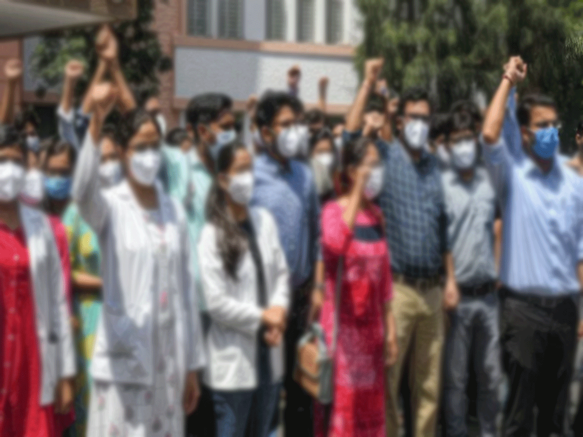 తమ డిమాండ్లను పరిష్కరించాలని జూనియర్ డాక్టర్లు సమ్మెకు పిలుపు..