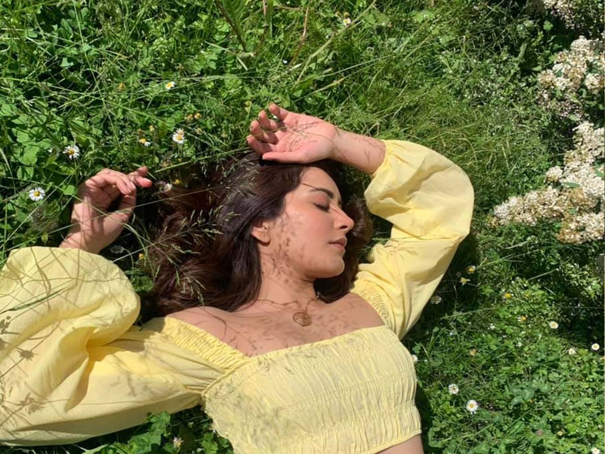 పొదల్లో పడకేసిన రాశి కన్నా !