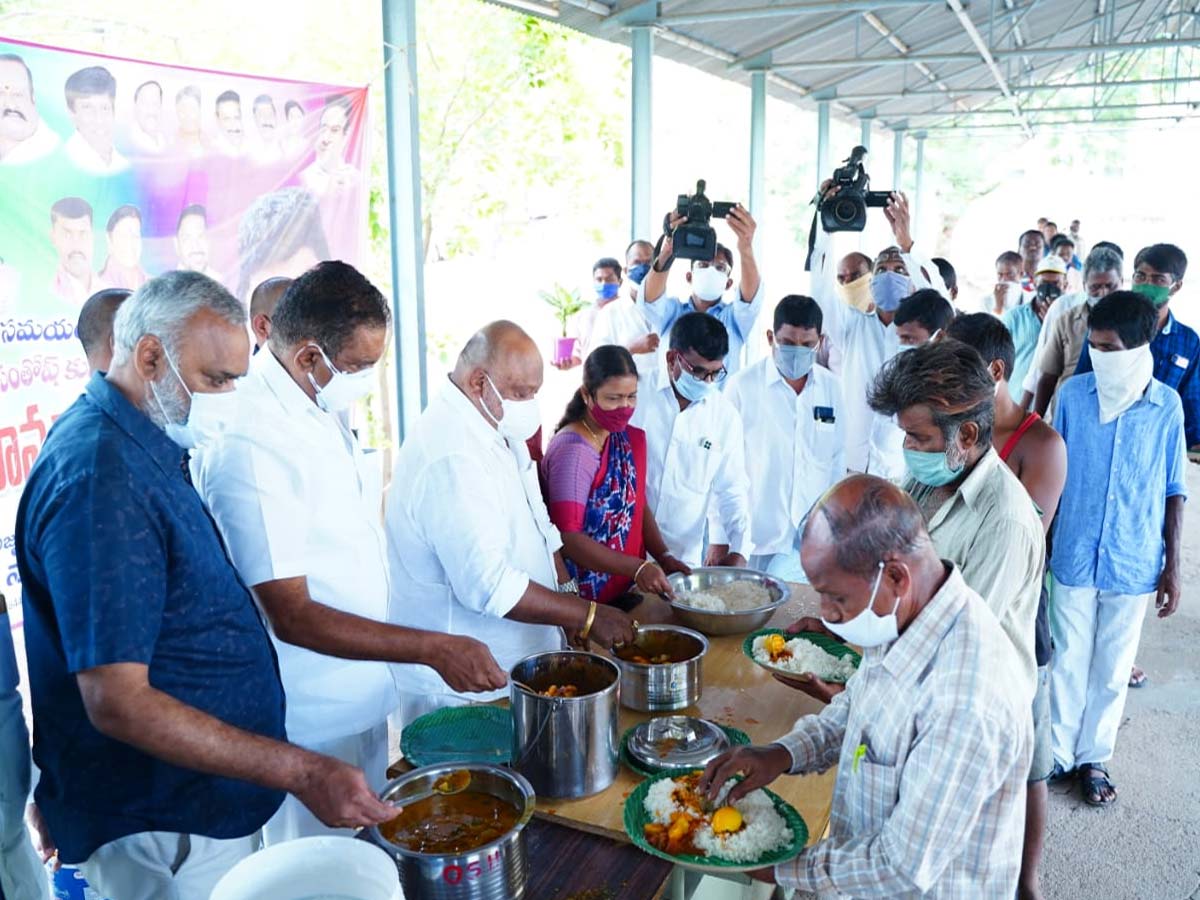 రైతు కూలీలకు అండగా ఎంపీ సంతోష్..13వ రోజు అన్నదాన కార్యక్రమం