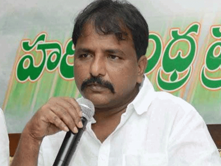 అశాస్త్రీయ పద్దతిలో వ్యాక్సిన్ వేస్తున్నారు…