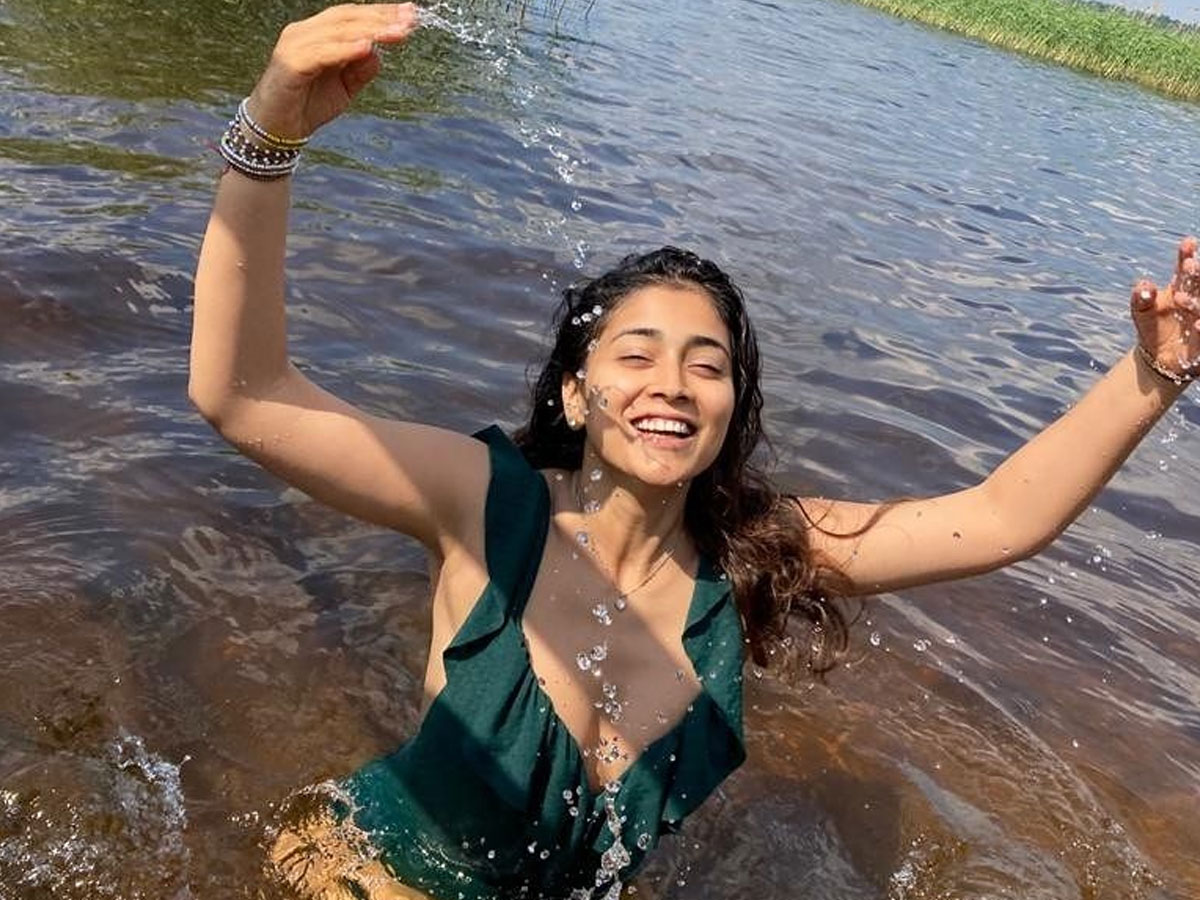 జలకాలాటలలో శ్రియ సరన్.. లేటెస్ట్ హాట్ స్టిల్స్