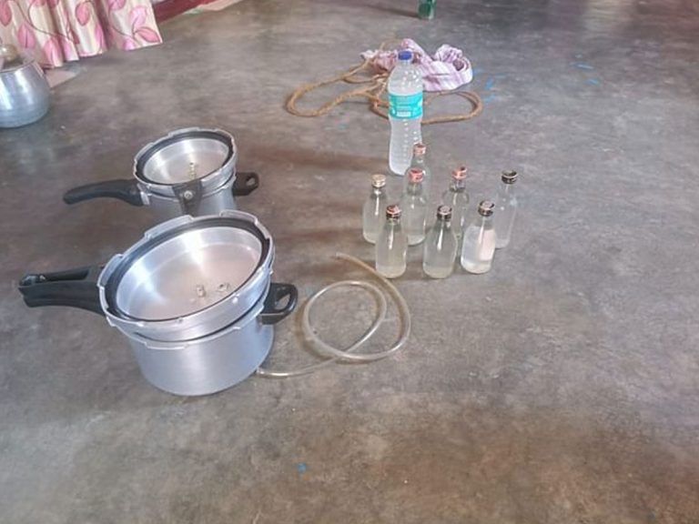 లాక్​డౌన్ ఎఫెక్ట్:​ యూట్యూబ్​ చూసి ఇంట్లోనే మద్యం తయారు.. అరెస్ట్