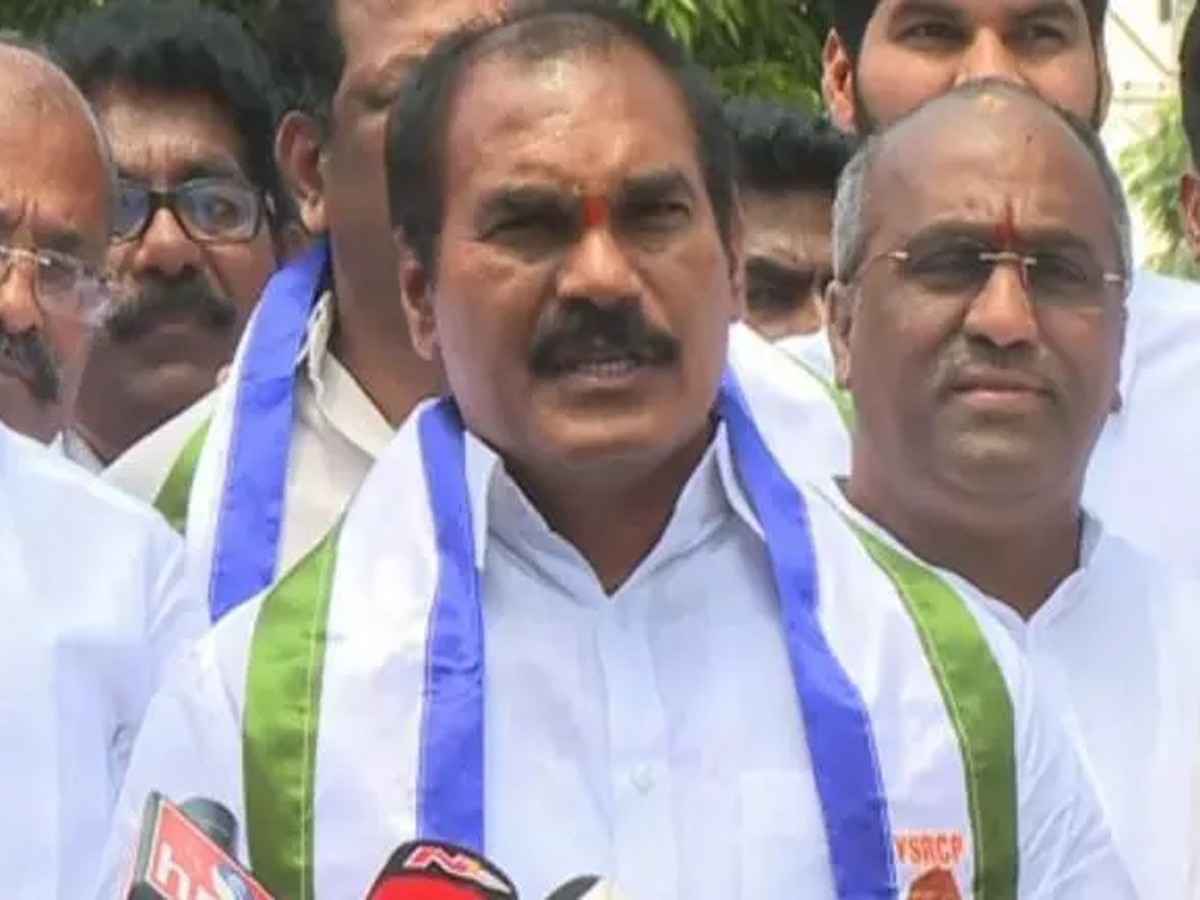 అభిమానులను అడ్డుకున్న పోలీసులు : ఎమ్మెల్సీ తోట త్రిమూర్తులు ఫైర్‌