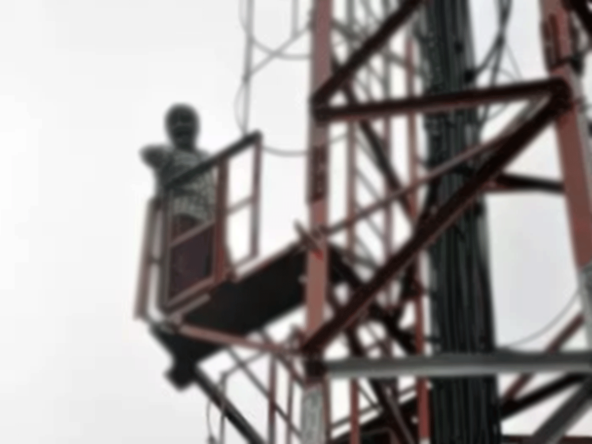 భూవివాదం… సెల్ టవర్ ఎక్కి న్యాయం చేయాలంటూ నిరసన