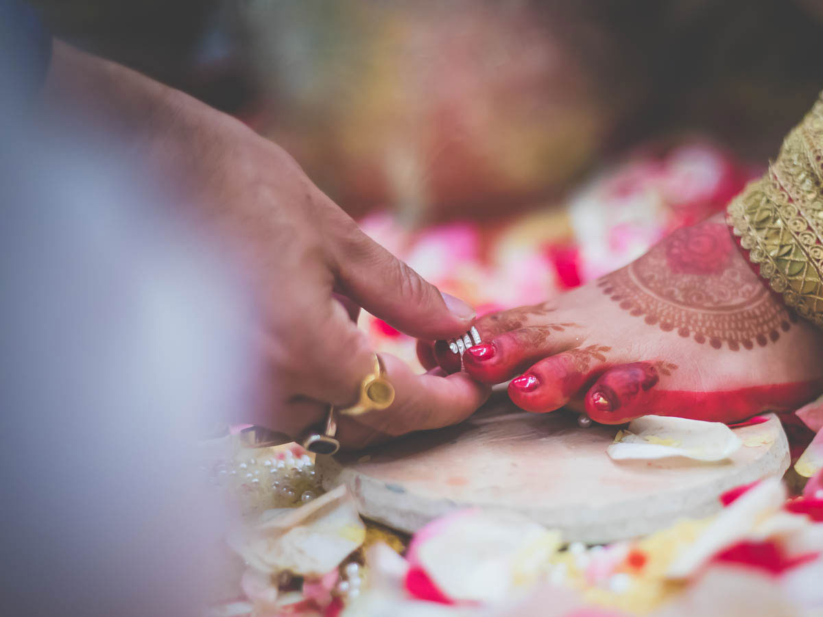 పెళ్లి పత్రికలో పేర్లు లేవని ఘర్షణ.. కత్తిపోట్లు!