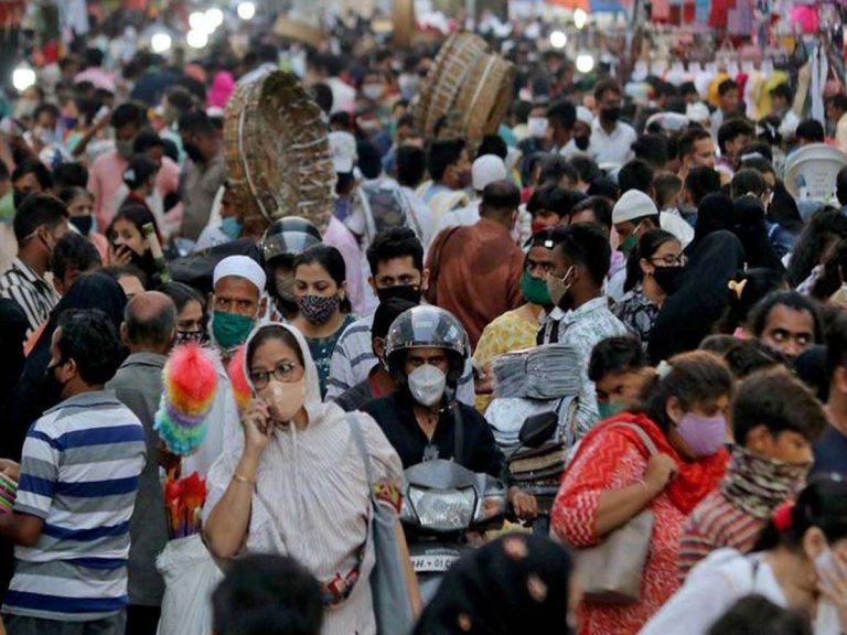 ఎయిమ్స్ డైరెక్ట‌ర్ కీల‌క వ్యాఖ్య‌లుః ప్ర‌జ‌ల చేత‌ల‌ను బ‌ట్టే మూడోవేవ్‌…