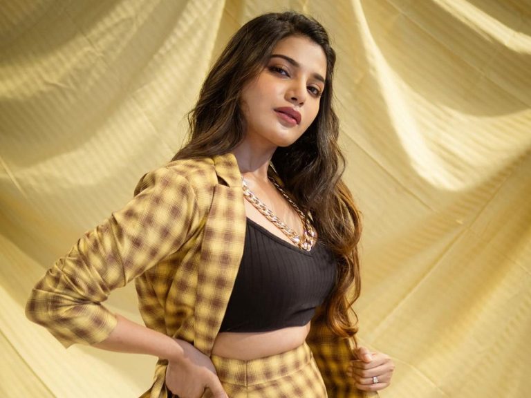 క్లాసీ అవుట్ ఫిట్ లో అదిరిపోయిన ఆత్మిక