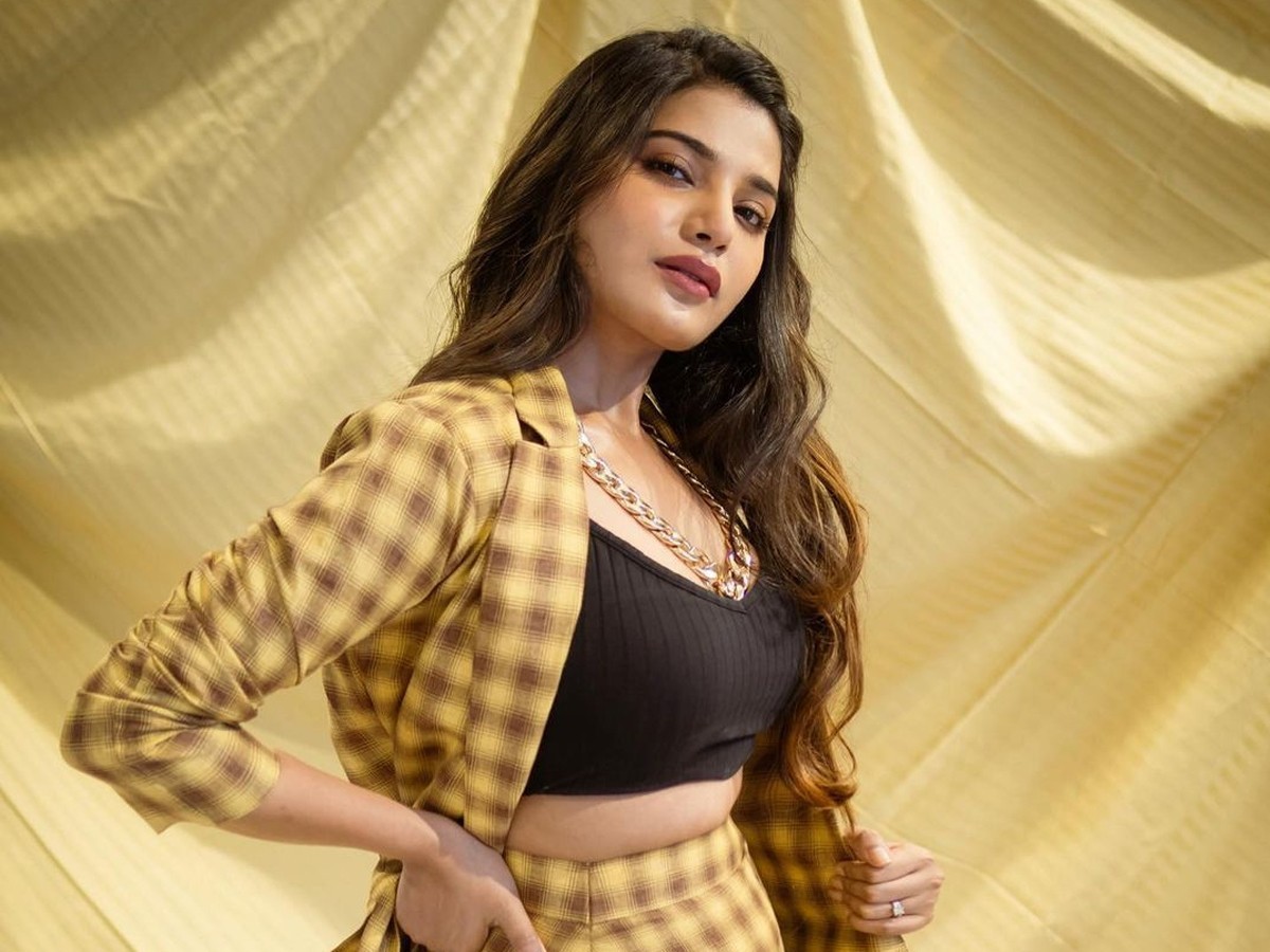 క్లాసీ అవుట్ ఫిట్ లో అదిరిపోయిన ఆత్మిక