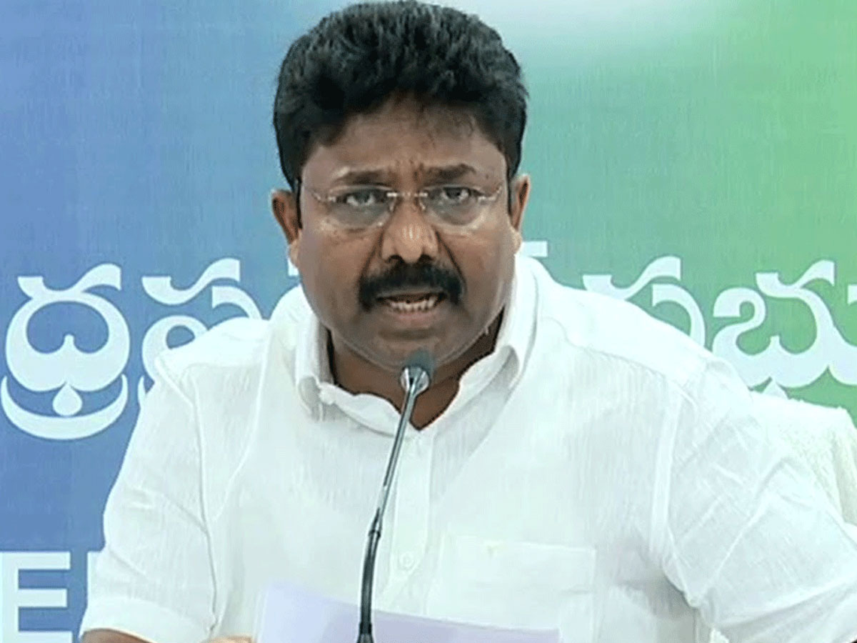 పాఠశాలలకు సెలవులు ఇచ్చే ఆలోచన లేదు : మంత్రి ఆదిపుమూలపు