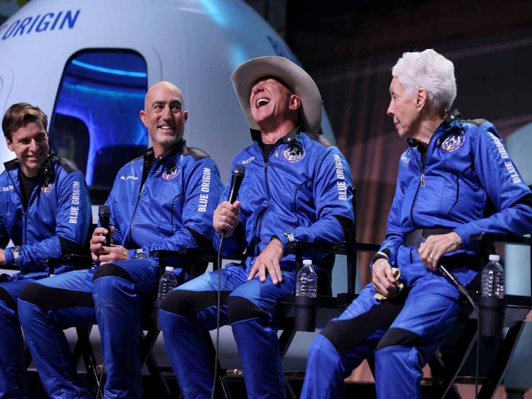 అమెజాన్ అధిప‌తి కీల‌క వ్యాఖ్యలు: ఆ సంస్థ‌ల‌ను అంత‌రిక్షానికి త‌ర‌లించాలి…