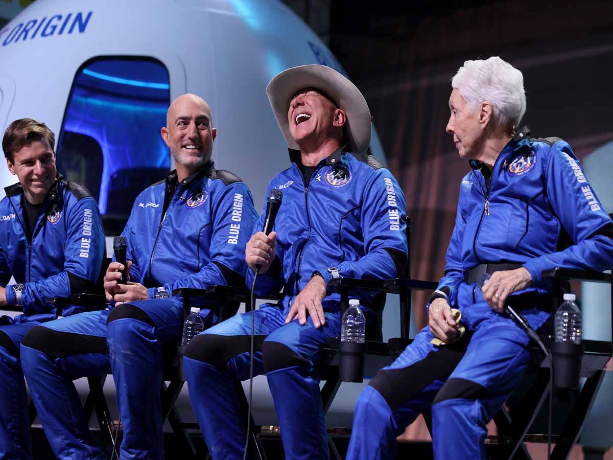 అమెజాన్ అధిప‌తి కీల‌క వ్యాఖ్యలు: ఆ సంస్థ‌ల‌ను అంత‌రిక్షానికి త‌ర‌లించాలి…