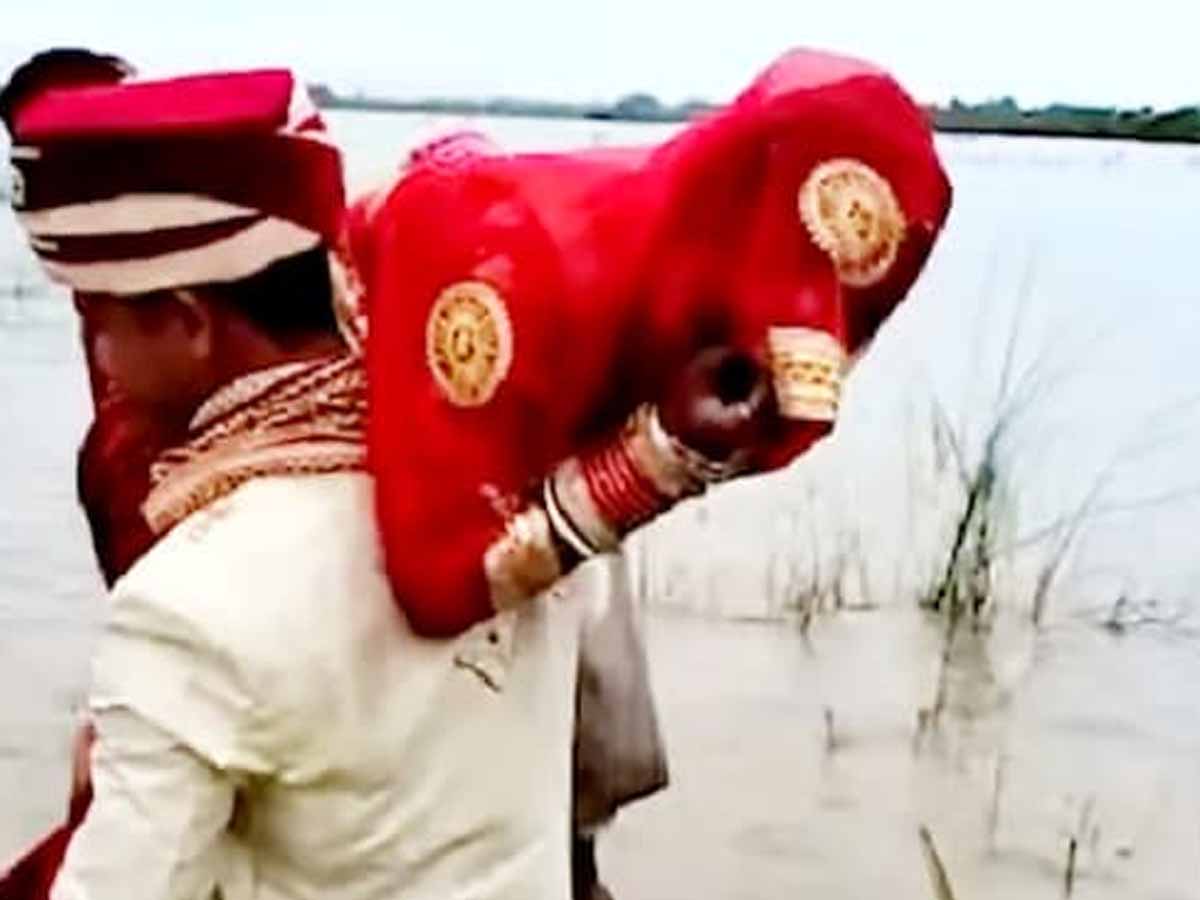 వ‌ధువును భుజాల‌పై ఎక్కించుకొని ఆ వ‌రుడు…అలా…