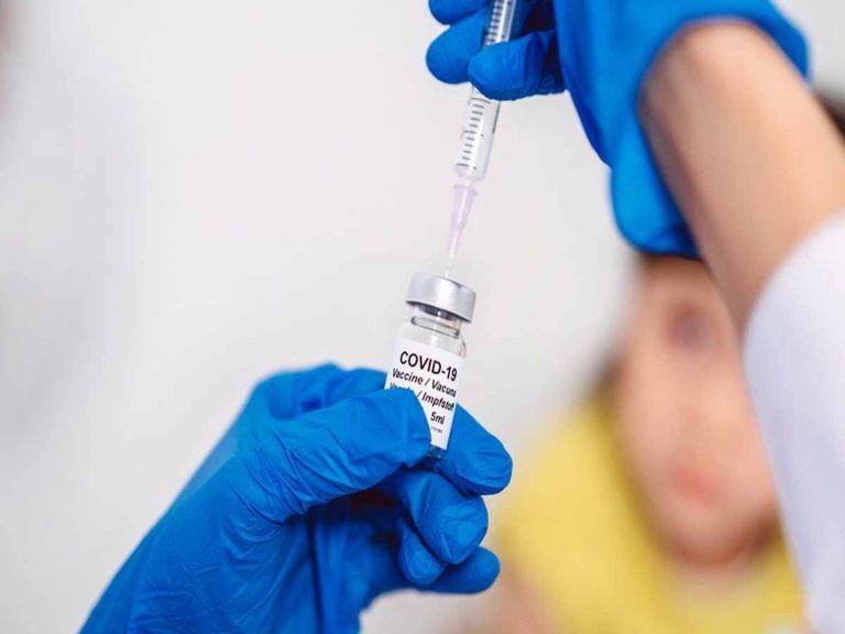 వ్యాక్సిన్ వేసుకునే టీనేజ‌ర్ల‌కు ఆపిల్ ఎయిర్‌పాడ్స్ ఫ్రీ !