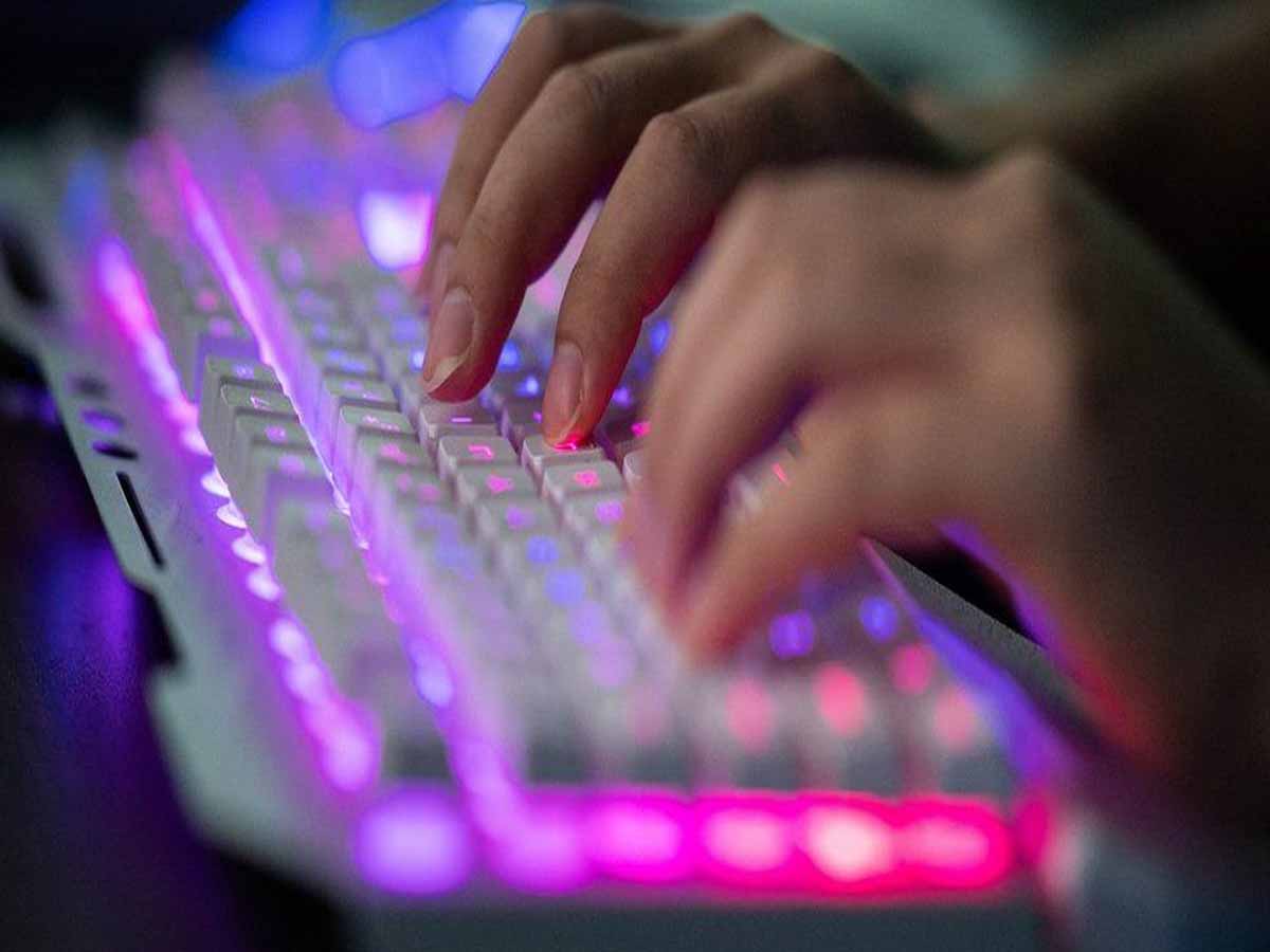 అమెరికా ఐటి సంస్థ‌పై సైబ‌ర్ దాడి…రూ.500 కోట్లు డిమాండ్‌…