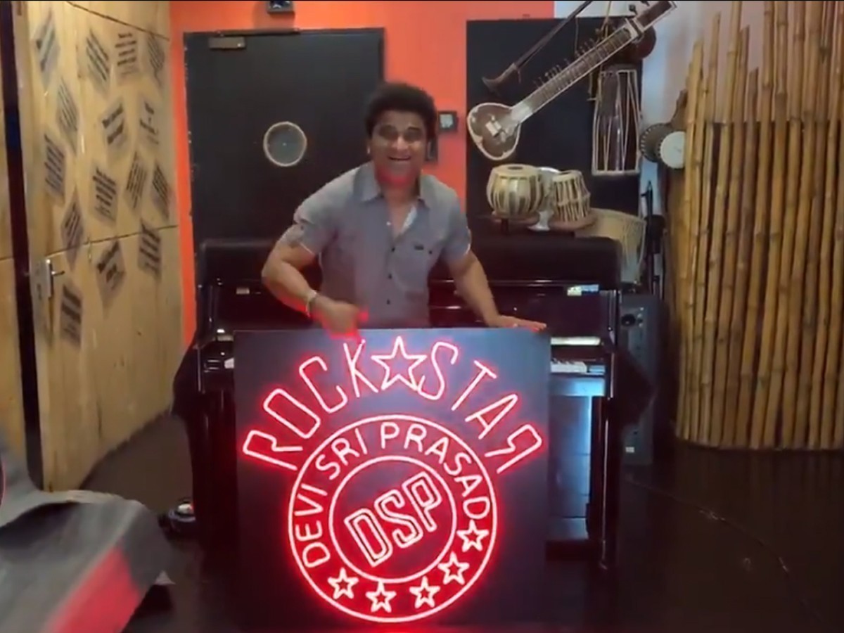 దేవిశ్రీ ప్రసాద్ కు ఐకాన్ స్టార్ సర్ ప్రైజ్ గిఫ్ట్