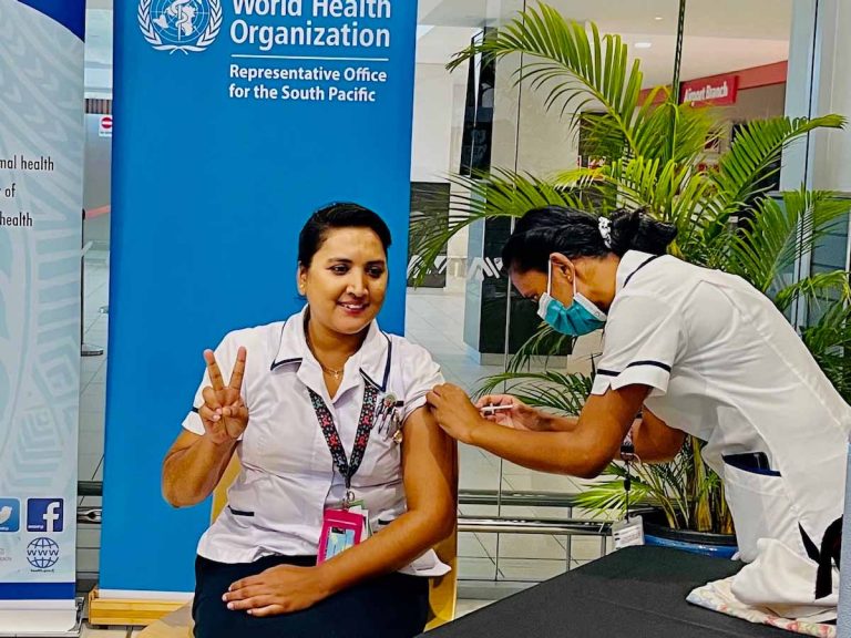 ప్ర‌భుత్వ ఉద్యోగుల‌కు హెచ్చ‌రికః టీకా వేయించుకోకుంటే ఉద్యోగం గోవిందా…