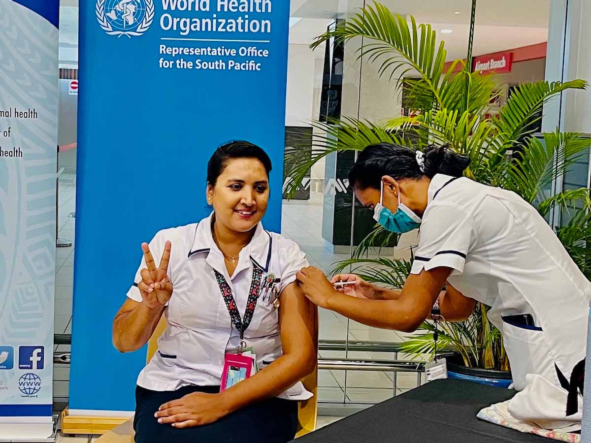 ప్ర‌భుత్వ ఉద్యోగుల‌కు హెచ్చ‌రికః టీకా వేయించుకోకుంటే ఉద్యోగం గోవిందా…