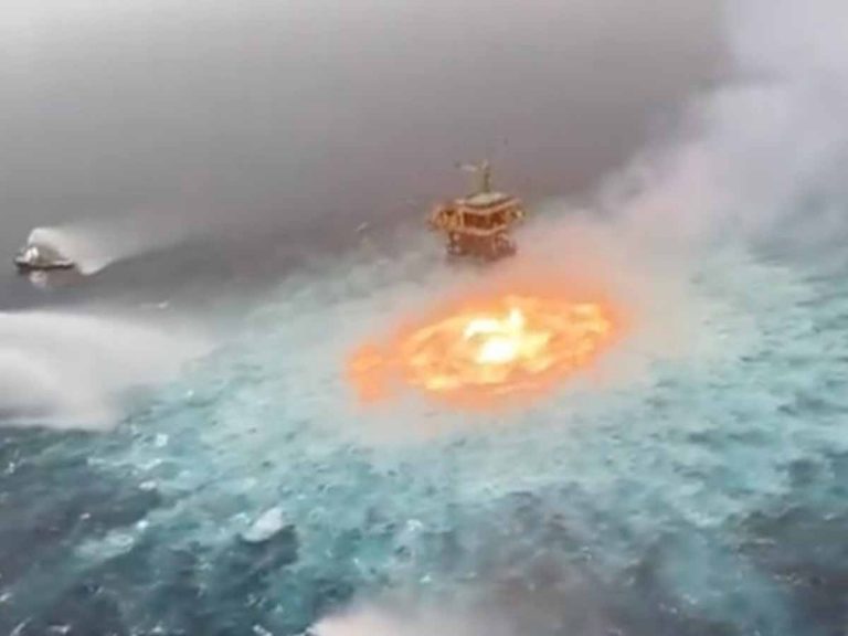 స‌ముద్రం అడుగున భారీ  అగ్ని ప్ర‌మాదం…