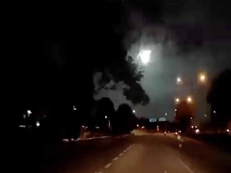 వైర‌ల్‌: ఆకాశం నుంచి దూసుకొచ్చిన ఫైర్ బాల్స్‌…